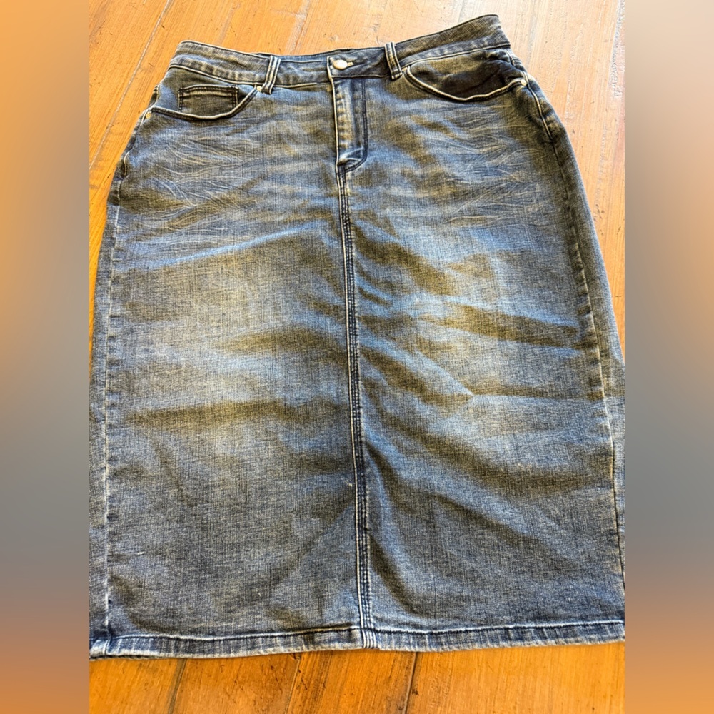 MsShe woman’s jeans stretch skirt. Back slit. Plus size 14W. Excellent condition